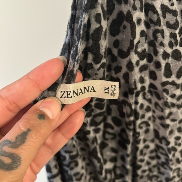 Zenana Outfitters Gray Leopard Print Top - Picture 4 of 4